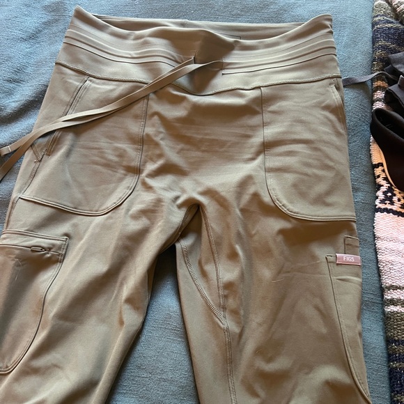 FIGS High Waisted Seville Scrub Legging in Moss - Picture 2 of 8